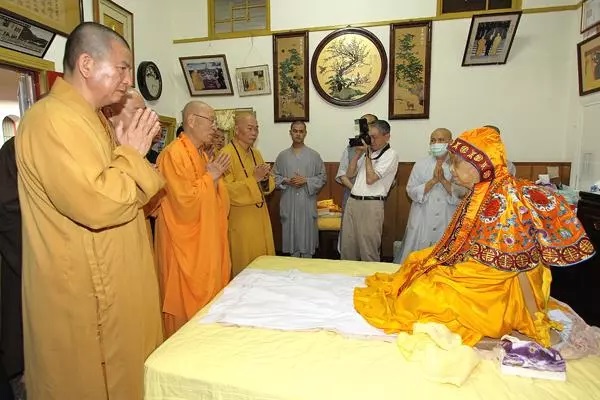 世界僧王悟明长老 圆寂坐缸永留全身舍利