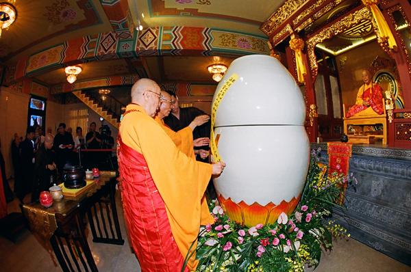 世界僧王悟明长老 圆寂坐缸永留全身舍利