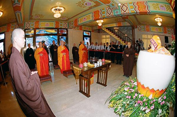 世界僧王悟明长老 圆寂坐缸永留全身舍利