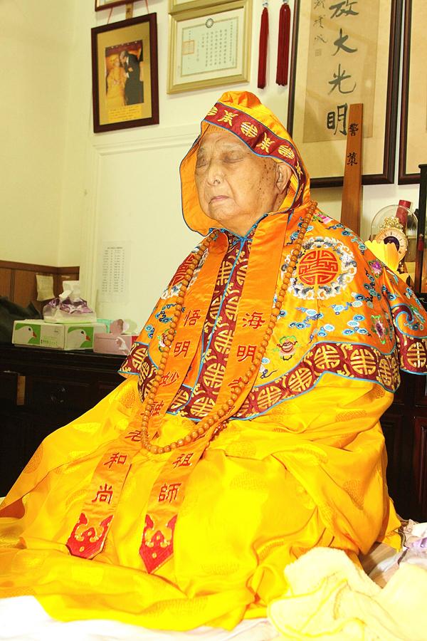 世界僧王悟明长老 圆寂坐缸永留全身舍利