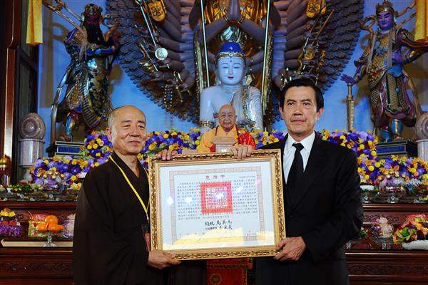 世界僧王悟明长老 圆寂坐缸永留全身舍利