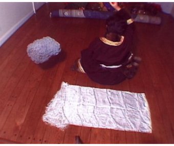 西藏女大活佛修法施展证量 430磅玛尼王石腾空飞