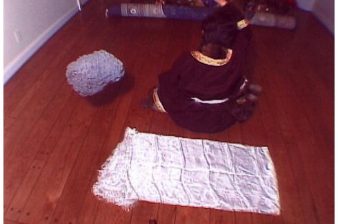 西藏女大活佛修法施展证量 430磅玛尼王石腾空飞