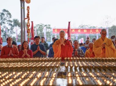 迎新春！ 万灯供佛觉行圆满 初六觉行寺庆动工祈福
